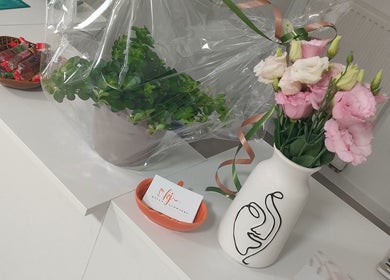 Kelly Jammaers Pedicure reception desk in Bilzen-hoeselt, Vlaanderen, BE with flowers and business cards.