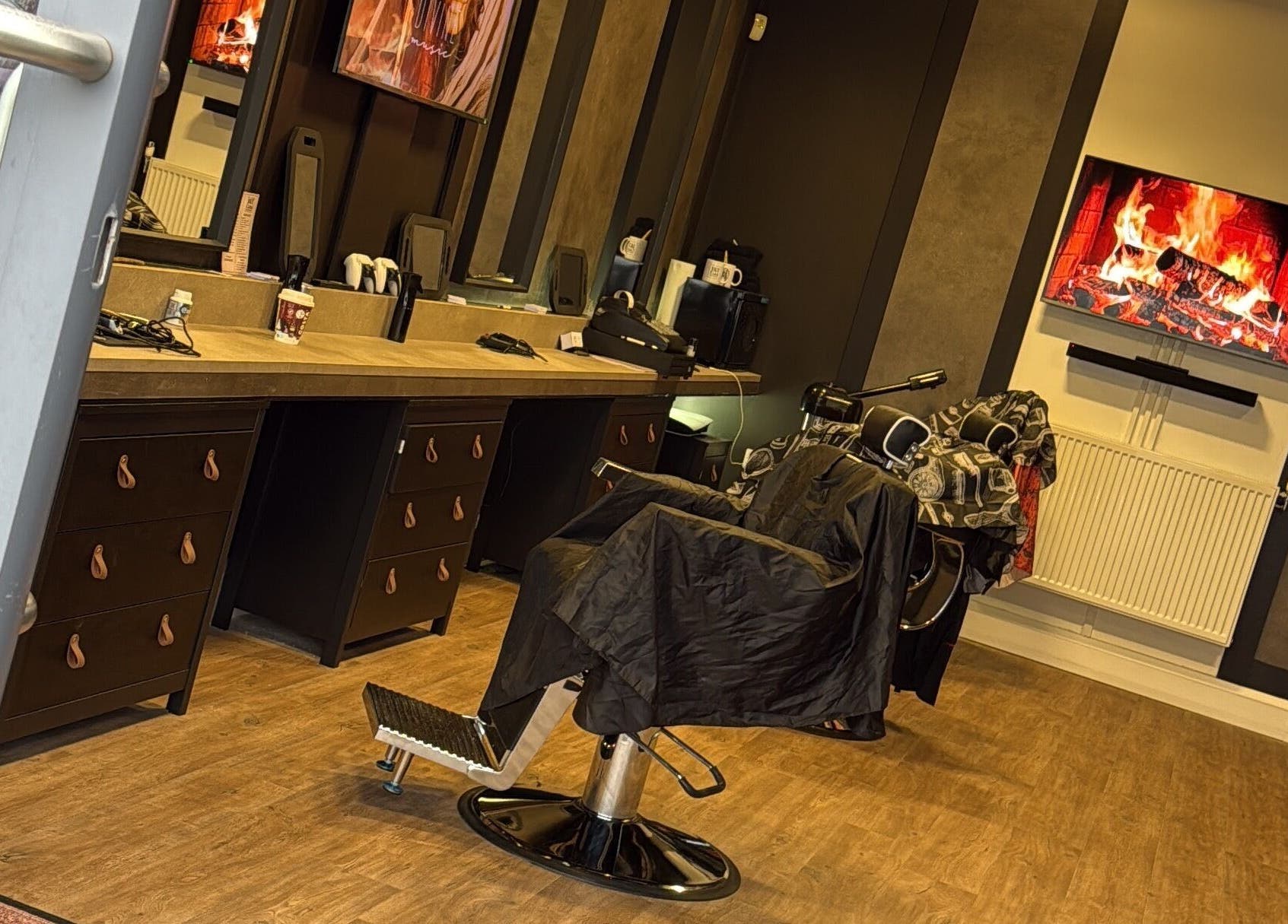Cozy interior of J&T Cutz LTD in Bristol, England, GB, showcasing barber chair and elegant decor.