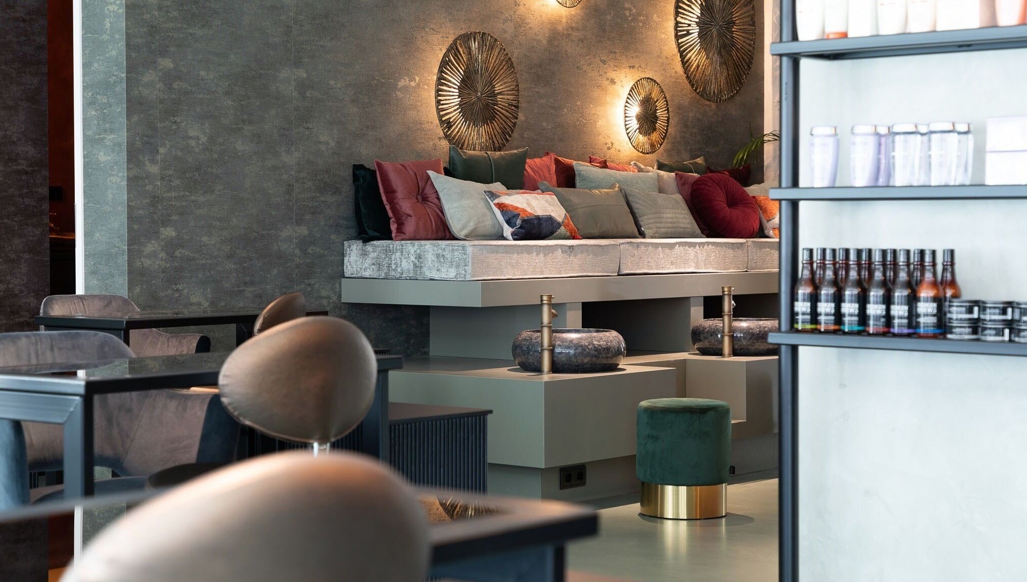 Moderne loungehoek bij IT'S A BEAUTY AFFAIR in Amsterdam, Noord-Holland, NL, met stijlvolle decoraties.