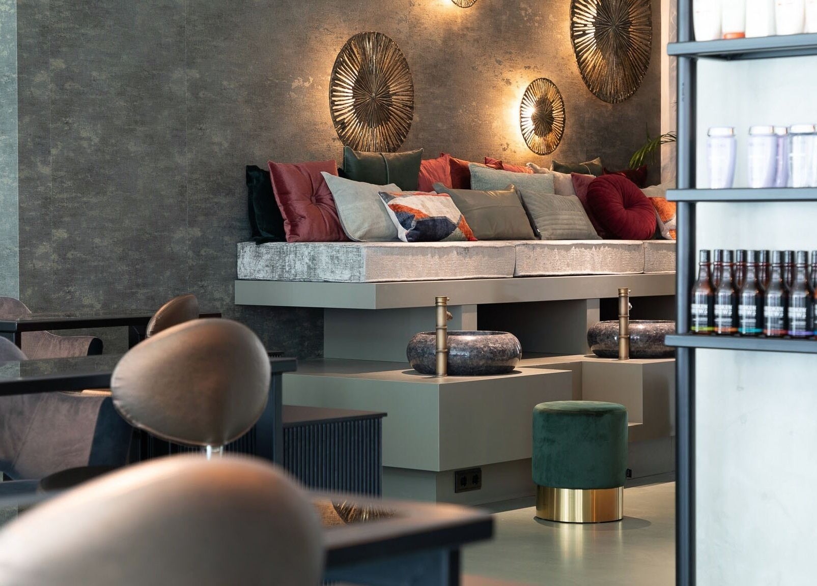 Moderne loungehoek bij IT'S A BEAUTY AFFAIR in Amsterdam, Noord-Holland, NL, met stijlvolle decoraties.