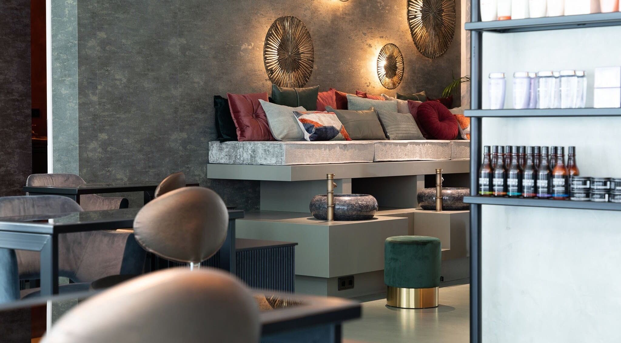 Moderne loungehoek bij IT'S A BEAUTY AFFAIR in Amsterdam, Noord-Holland, NL, met stijlvolle decoraties.