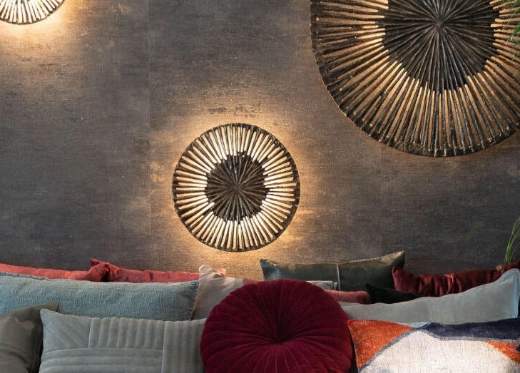 Stijlvolle verlichting en kussens bij IT'S A BEAUTY AFFAIR, Amsterdam, Noord-Holland, NL.