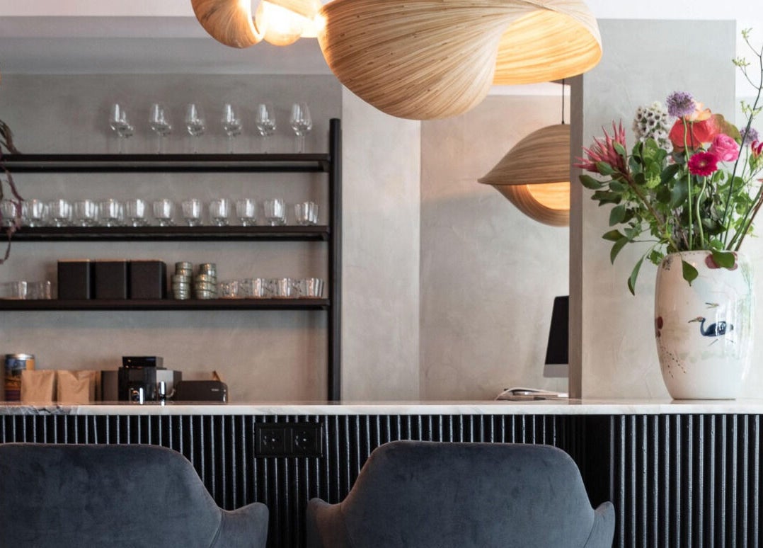 Elegant interieur van IT'S A BEAUTY AFFAIR, Amsterdam, Noord-Holland, NL met bloemen en moderne verlichting.