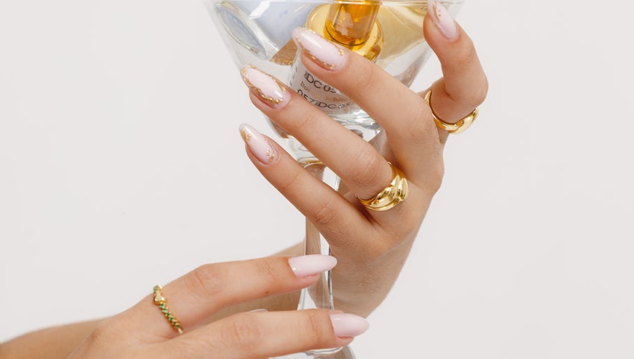 Manicura elegante con esmalte dorado en Ania Haus, Guayaquil, Guayas, EC. Uñas cuidadas y estilo moderno.