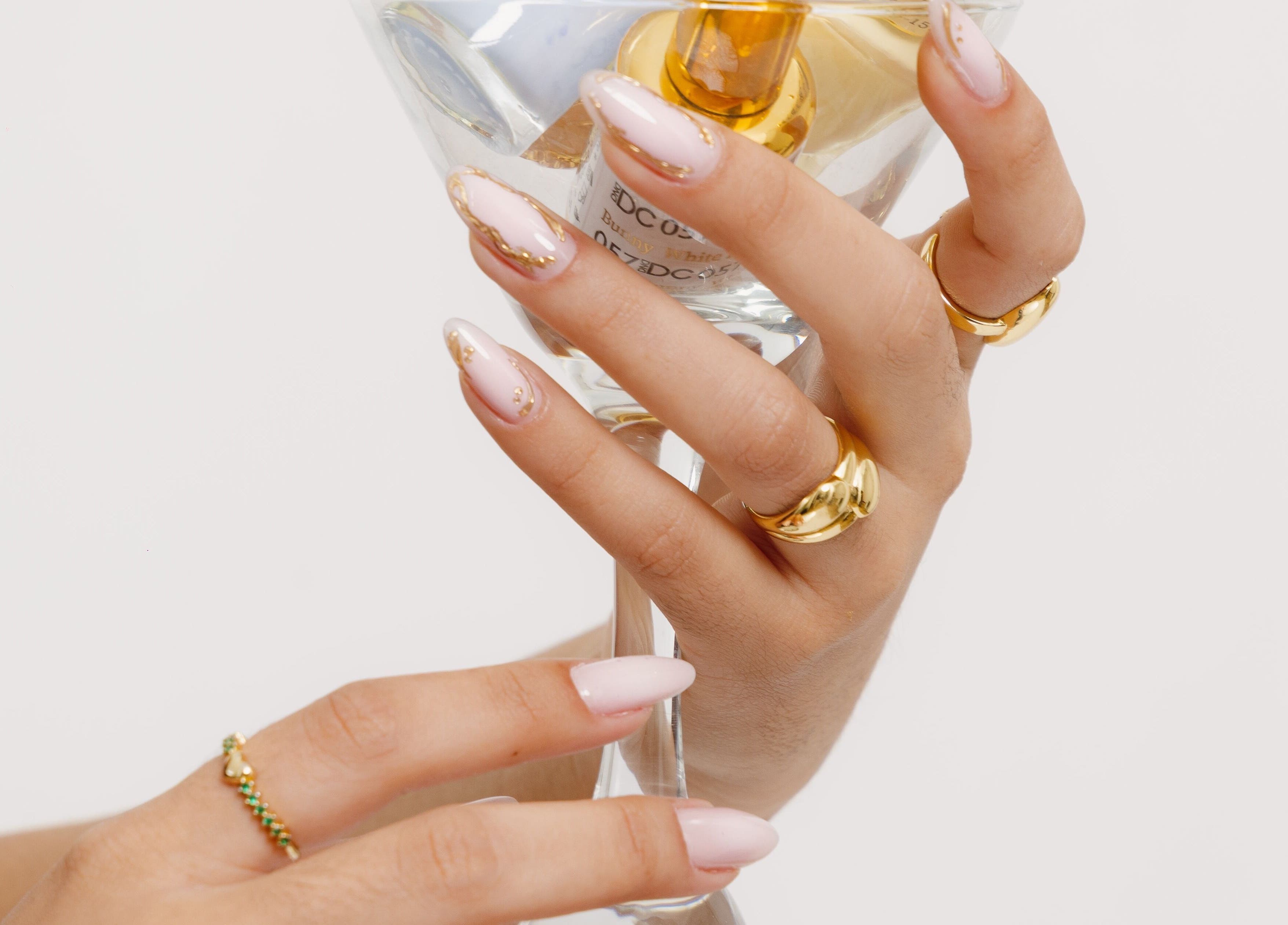 Manicura elegante con esmalte dorado en Ania Haus, Guayaquil, Guayas, EC. Uñas cuidadas y estilo moderno.