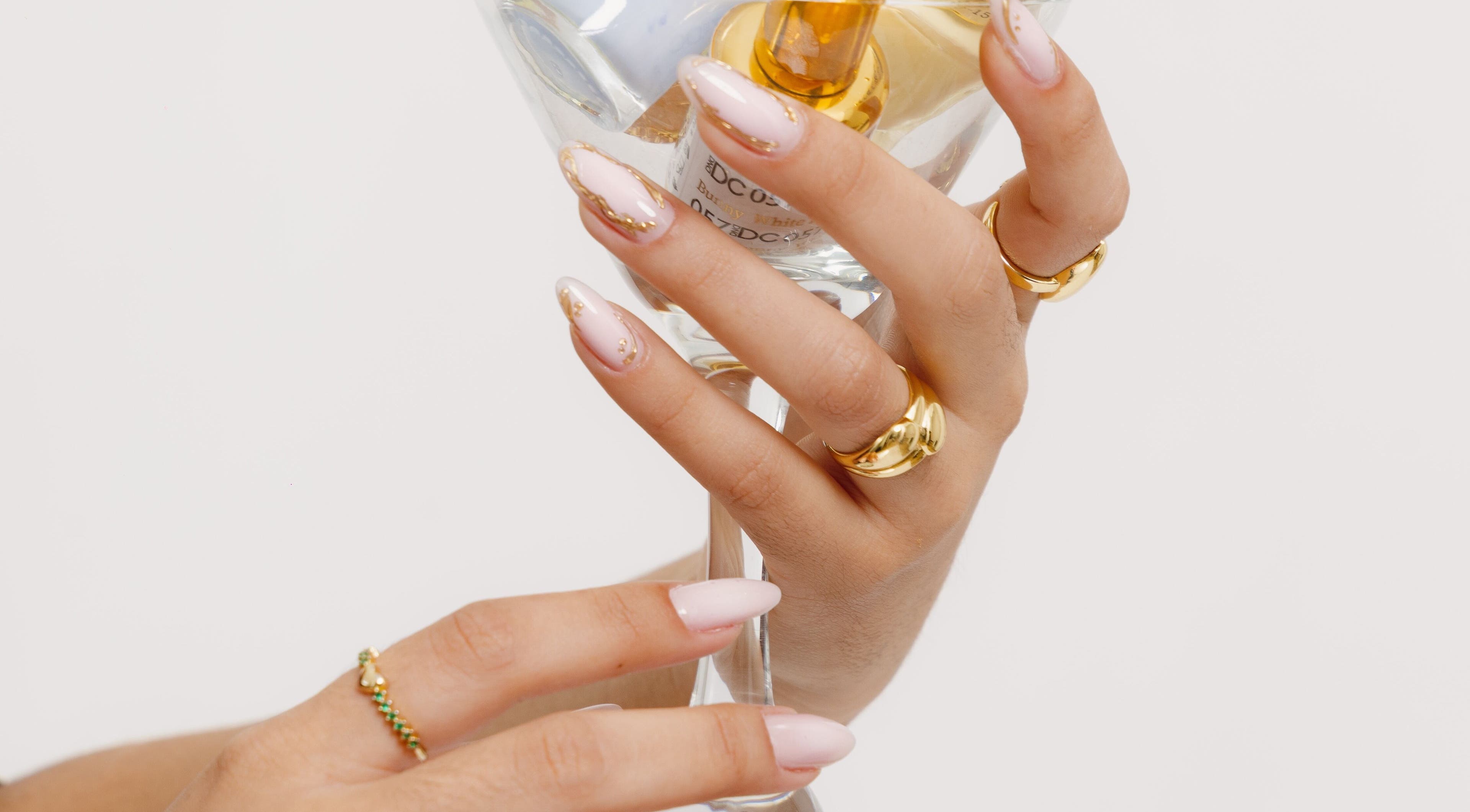 Manicura elegante con esmalte dorado en Ania Haus, Guayaquil, Guayas, EC. Uñas cuidadas y estilo moderno.