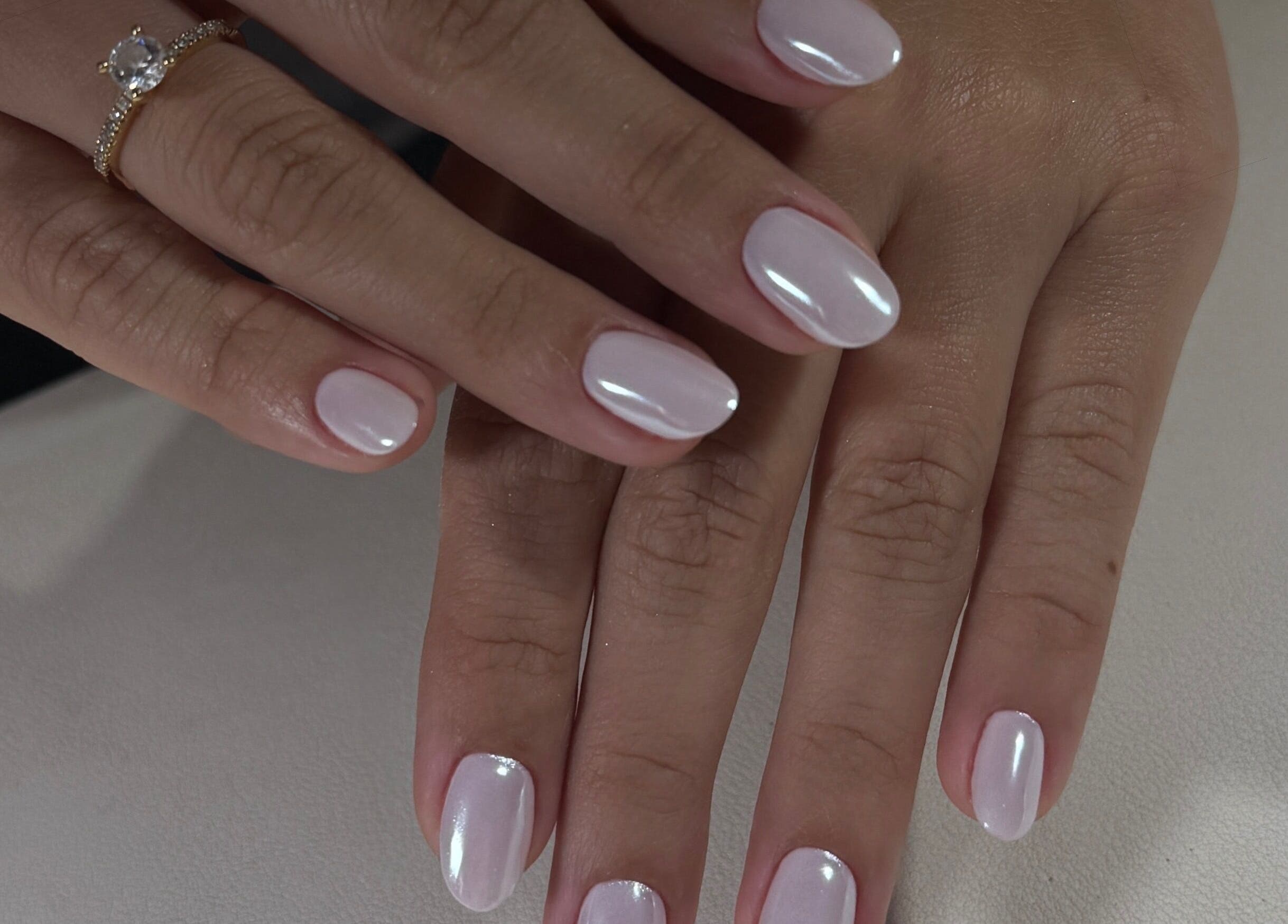 Manicura francesa en Ania Haus, Guayaquil, Guayas, EC. Uñas impecables para una apariencia sofisticada.