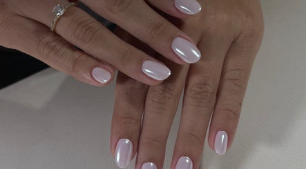 Manicura francesa en Ania Haus, Guayaquil, Guayas, EC. Uñas impecables para una apariencia sofisticada.