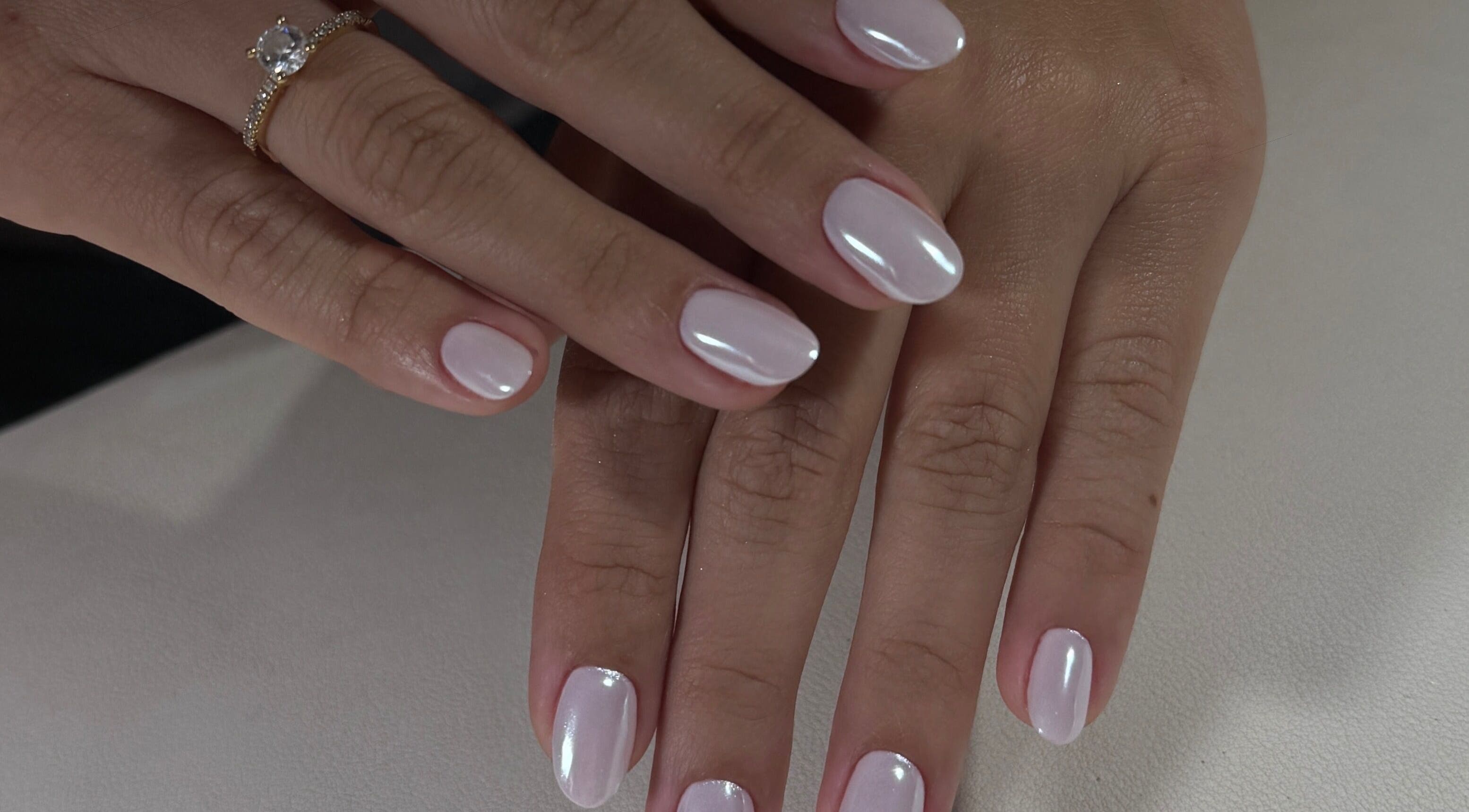 Manicura francesa en Ania Haus, Guayaquil, Guayas, EC. Uñas impecables para una apariencia sofisticada.