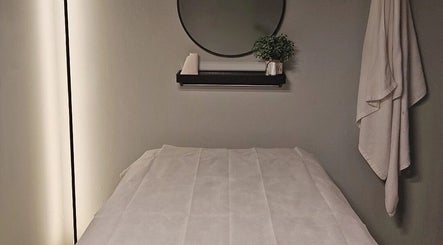 Owenbrowstudio位于马来西亚诗巫的温馨护肤室,墙上一面圆镜,为客户提供舒适体验。