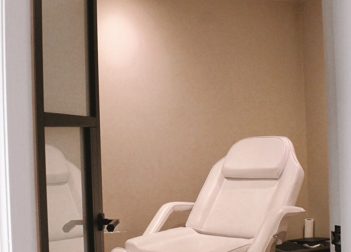 Elegant treatment chair in Jean Walker PMU, Harrogate, England, GB, showcasing a peaceful ambiance for wellness.