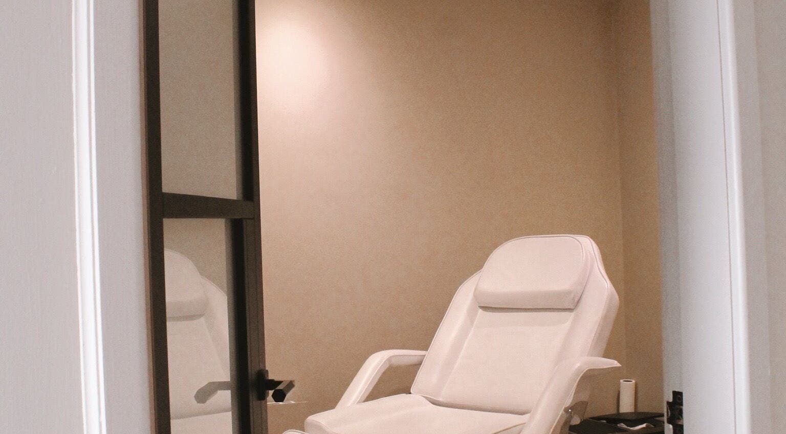 Elegant treatment chair in Jean Walker PMU, Harrogate, England, GB, showcasing a peaceful ambiance for wellness.