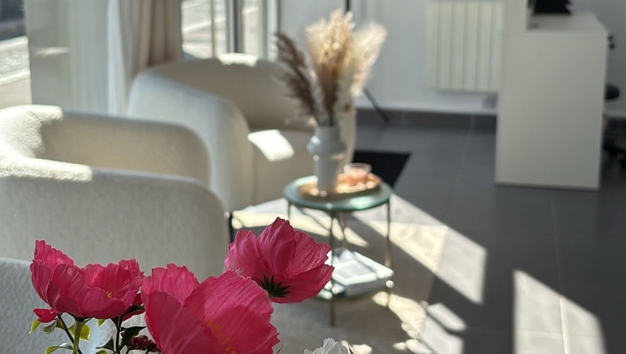 Intérieur lumineux d'Une Fille Vanille, Le Havre, Normandie, FR avec des fleurs et fauteuils.