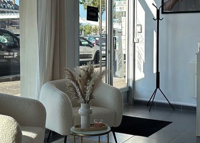 Espace moderne et lumineux chez Une Fille Vanille, Le Havre, Normandie, FR avec fauteuils douillets.