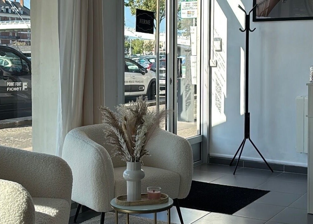 Espace moderne et lumineux chez Une Fille Vanille, Le Havre, Normandie, FR avec fauteuils douillets.