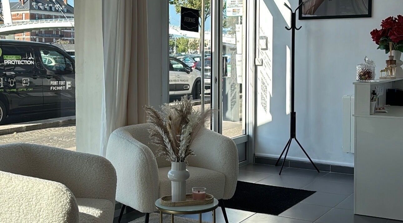 Espace moderne et lumineux chez Une Fille Vanille, Le Havre, Normandie, FR avec fauteuils douillets.