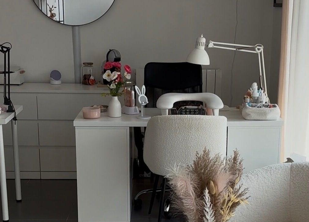 Espace de beauté élégant à Une Fille Vanille, Le Havre, Normandie, FR, avec décoration moderne et lumineuse.