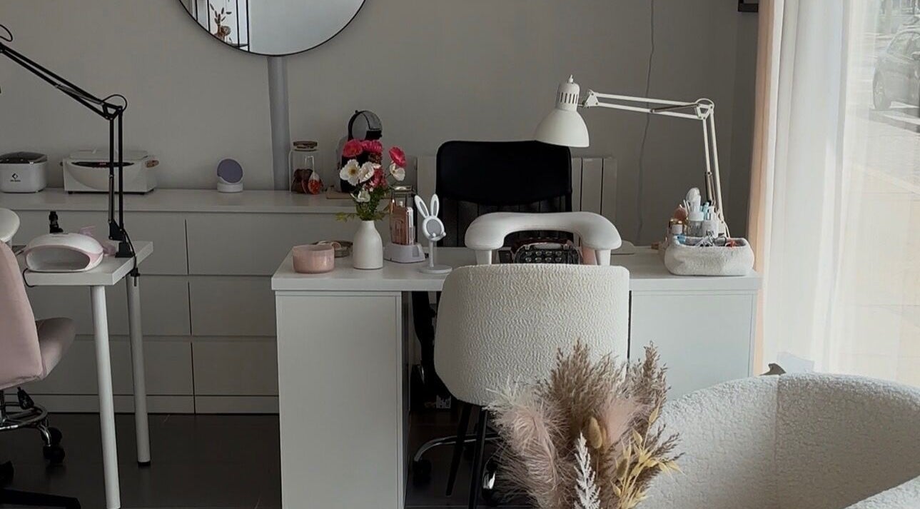 Espace de beauté élégant à Une Fille Vanille, Le Havre, Normandie, FR, avec décoration moderne et lumineuse.