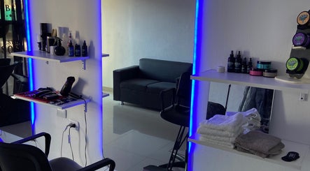 Interior moderno de Estilo Sosa en Rosario, Santa Fe, AR, con muebles elegantes y luz azul vibrante.