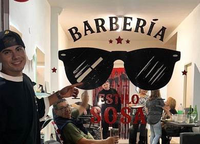 Entrada de la barbería Estilo Sosa con decoración llamativa, Rosario, Santa Fe, AR.