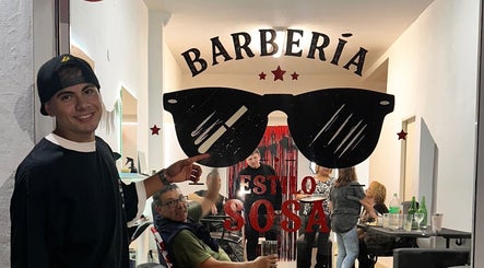Entrada de la barbería Estilo Sosa con decoración llamativa, Rosario, Santa Fe, AR.