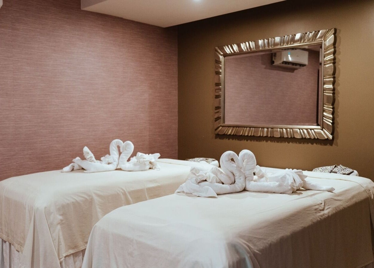 Elegant massage room with swan towels at Sirena Island Spa, Noord, Oranjestad, AW.