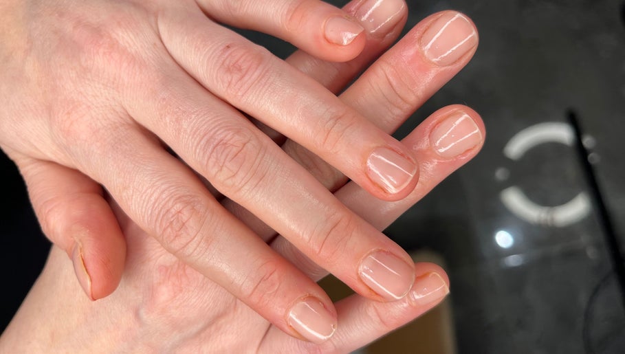 Блискучий манікюр у By OKSY, Worcester, England, GB, ідеальний для природного вигляду.