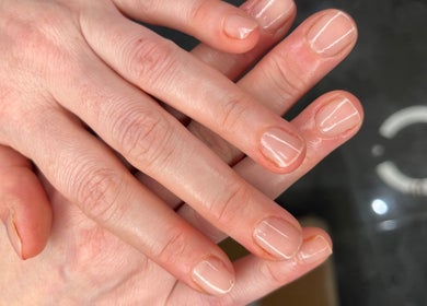 Блискучий манікюр у By OKSY, Worcester, England, GB, ідеальний для природного вигляду.