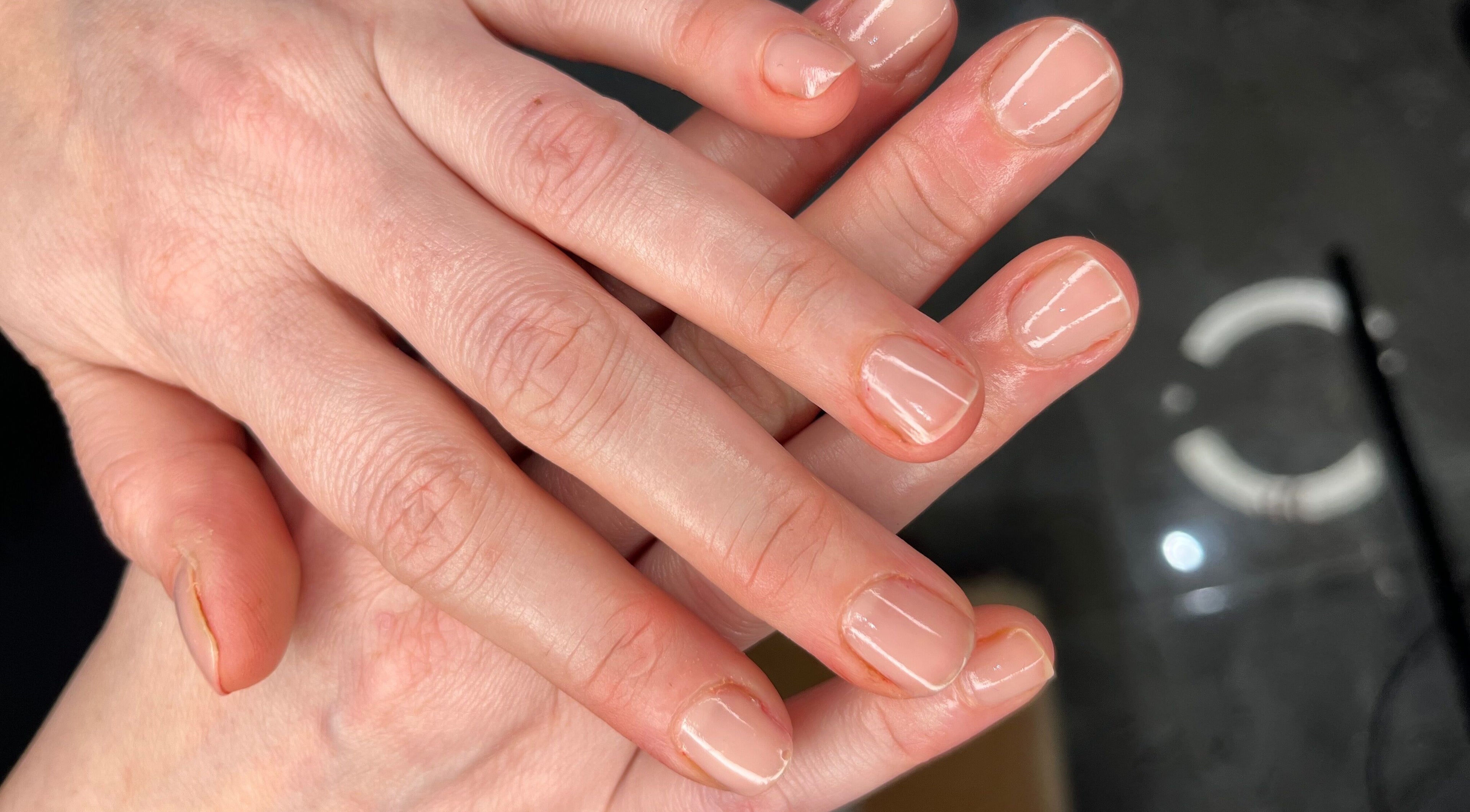 Блискучий манікюр у By OKSY, Worcester, England, GB, ідеальний для природного вигляду.