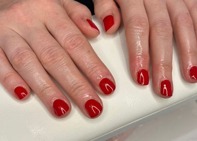 Яскравий червоний манікюр в салоні By OKSY, Worcester, England, GB.