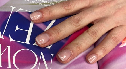 Манікюр від By OKSY у Worcester, England, GB: природний вигляд з витонченим френчем на ніжно-рожевому фоні.