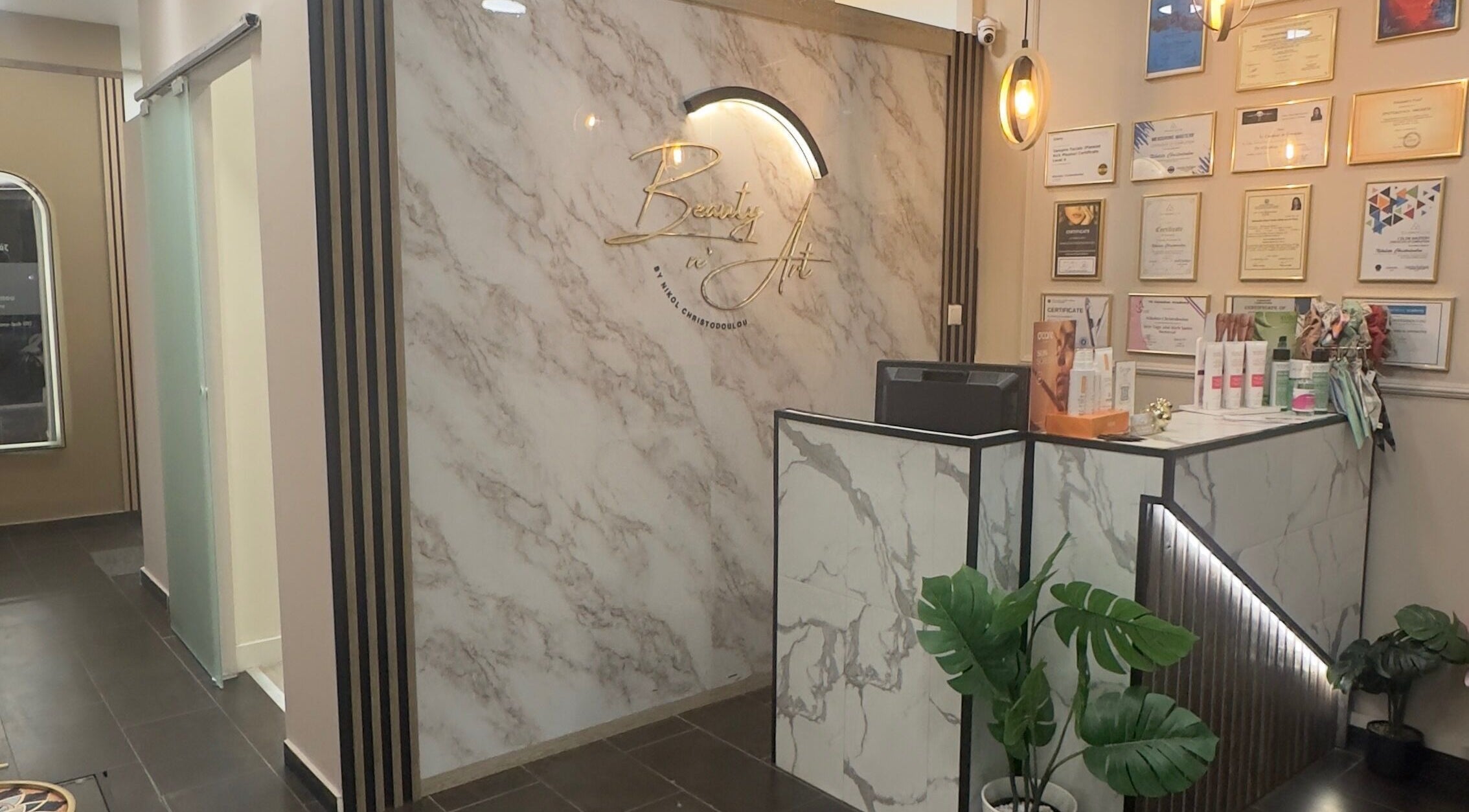 Κομψό λόμπι στο Beauty n’ Art - Nikol Christodoulou στον Πειραιά, GR με μάρμαρο και πιστοποιητικά.