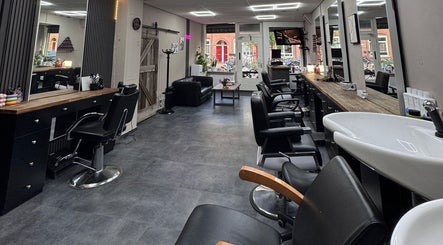 Modern interior of Risus Beauty Salon in Utrecht, Utrecht, NL with stylish workstations and sleek decor.