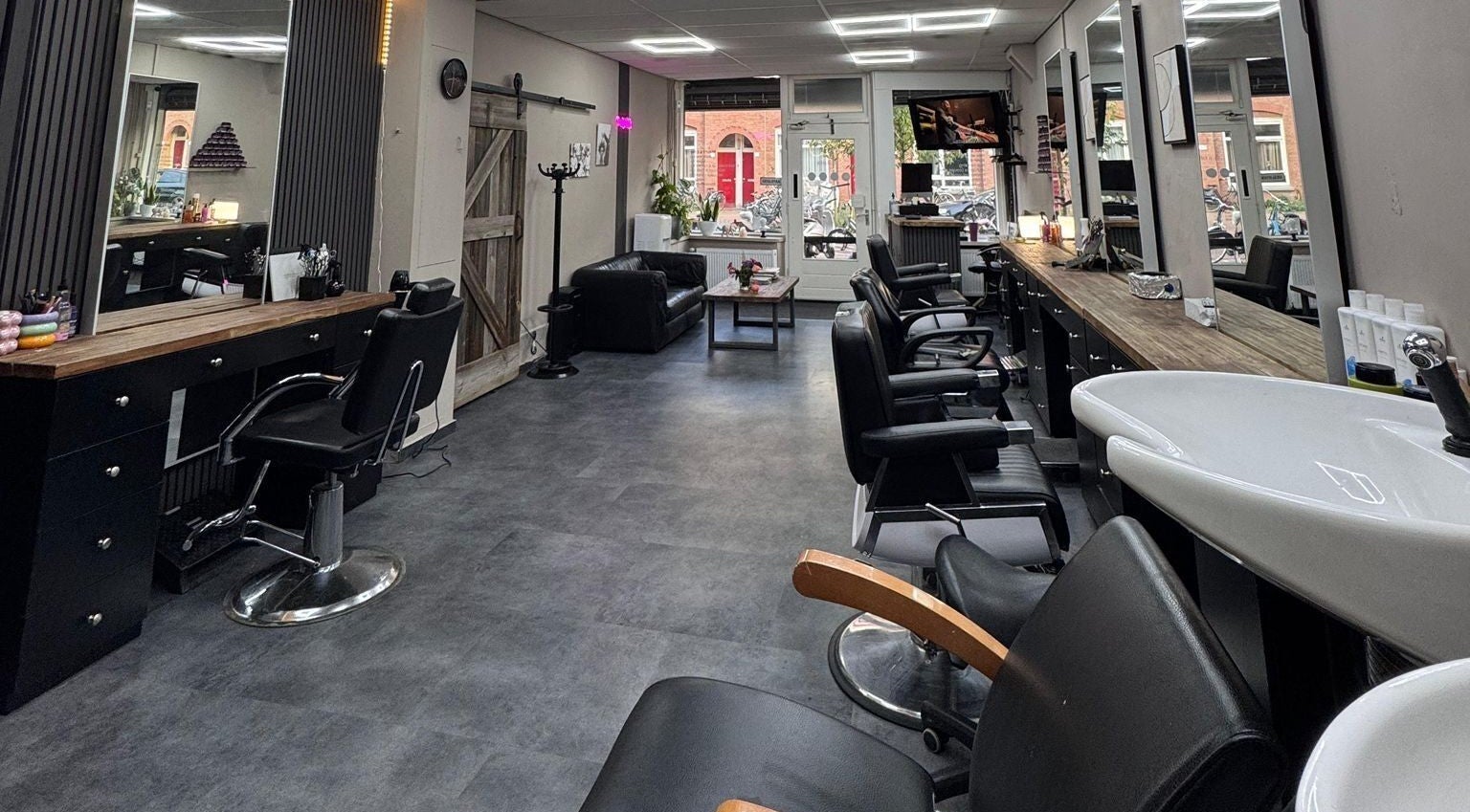 Stylish interior of Risus Beauty Salon in Utrecht, Utrecht, NL with modern salon chairs and mirrors.