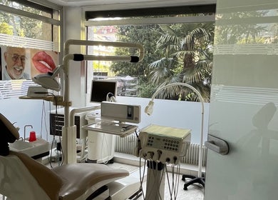 Modern ausgestatteter Behandlungsraum bei Zahnarztpraxis Meran in Meran, Trentino-alto Adige, IT.