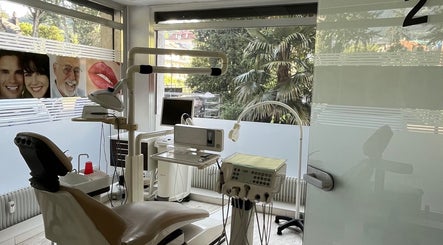 Modern ausgestatteter Behandlungsraum bei Zahnarztpraxis Meran in Meran, Trentino-alto Adige, IT.