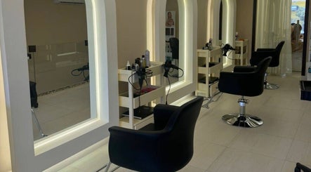 Chic styling stations at Alora Beauty Lounge in Dekouaneh, Jabal Lubnan, LB, with mirrors and modern chairs.