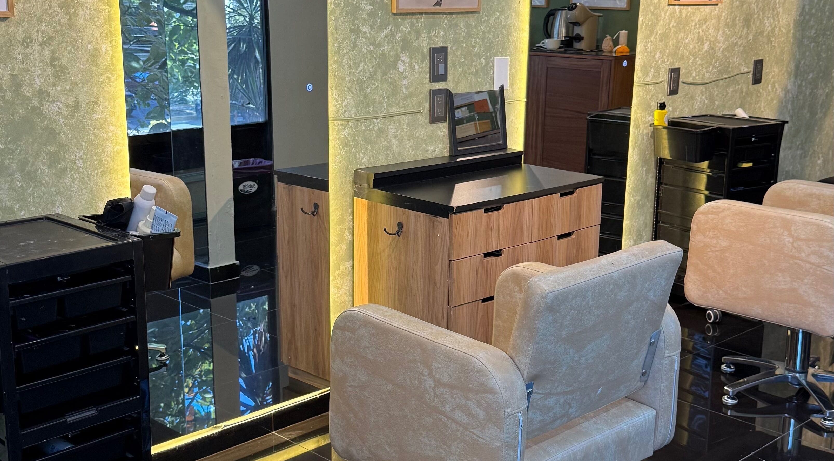 Elegant salon interior at Nailsartsheila Estudió de Manicura, Guadalajara, Jalisco, MX with plush chairs and sleek décor.