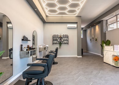 Spazio moderno di Barber d’Èlite, Firenze, Toscana, IT con poltrone eleganti e design raffinato.
