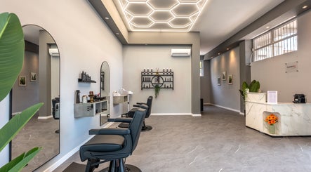 Spazio moderno di Barber d’Èlite, Firenze, Toscana, IT con poltrone eleganti e design raffinato.