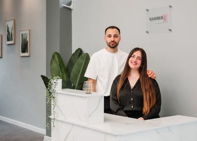 Reception accogliente presso Barber d’Èlite, Firenze, Toscana, IT, con personale sorridente.