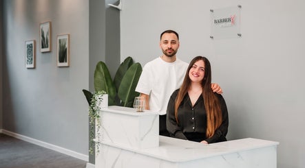 Reception accogliente presso Barber d’Èlite, Firenze, Toscana, IT, con personale sorridente.