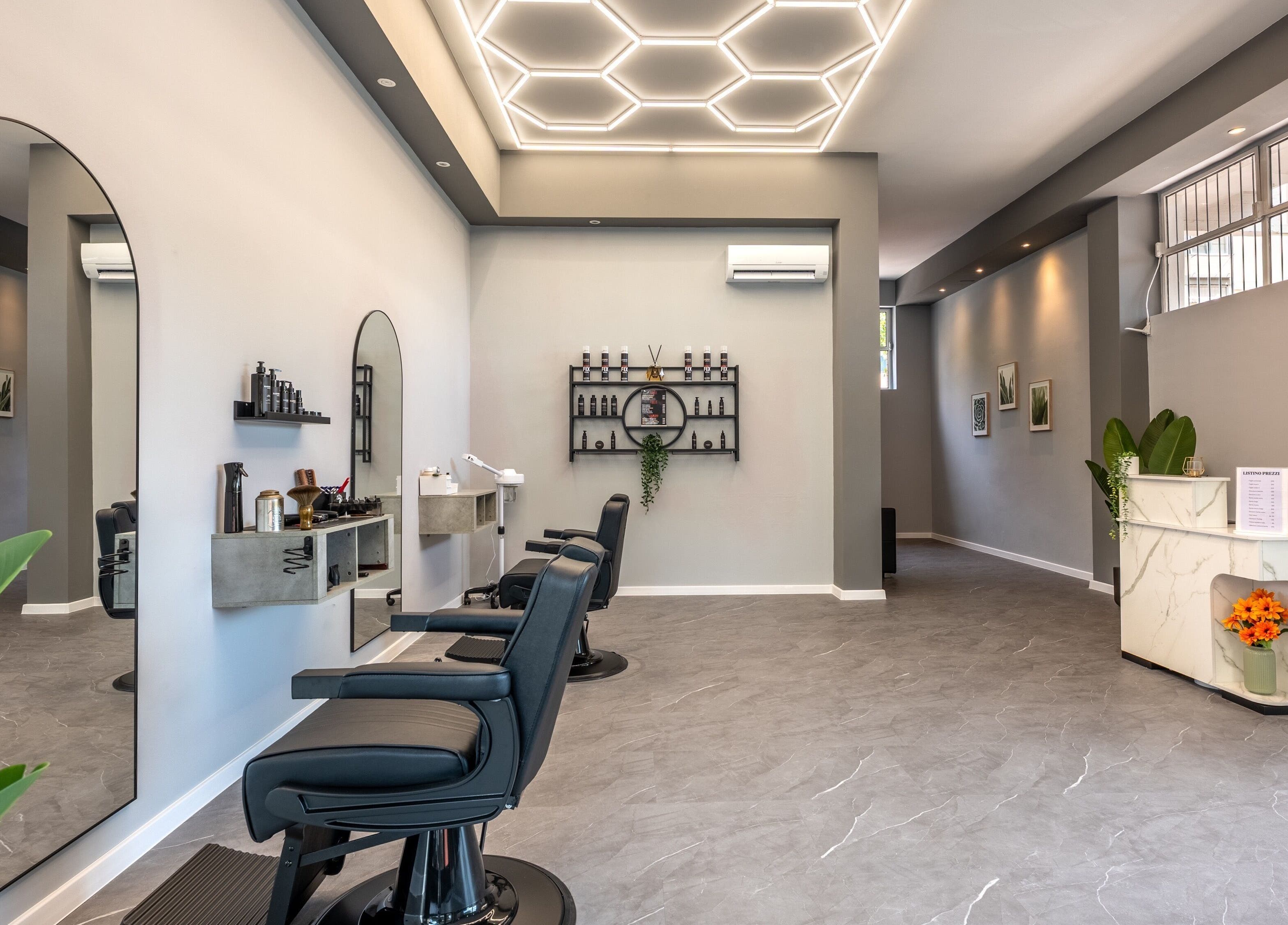 Interno moderno di Barber d’Èlite a Firenze, Toscana, IT con arredi contemporanei.