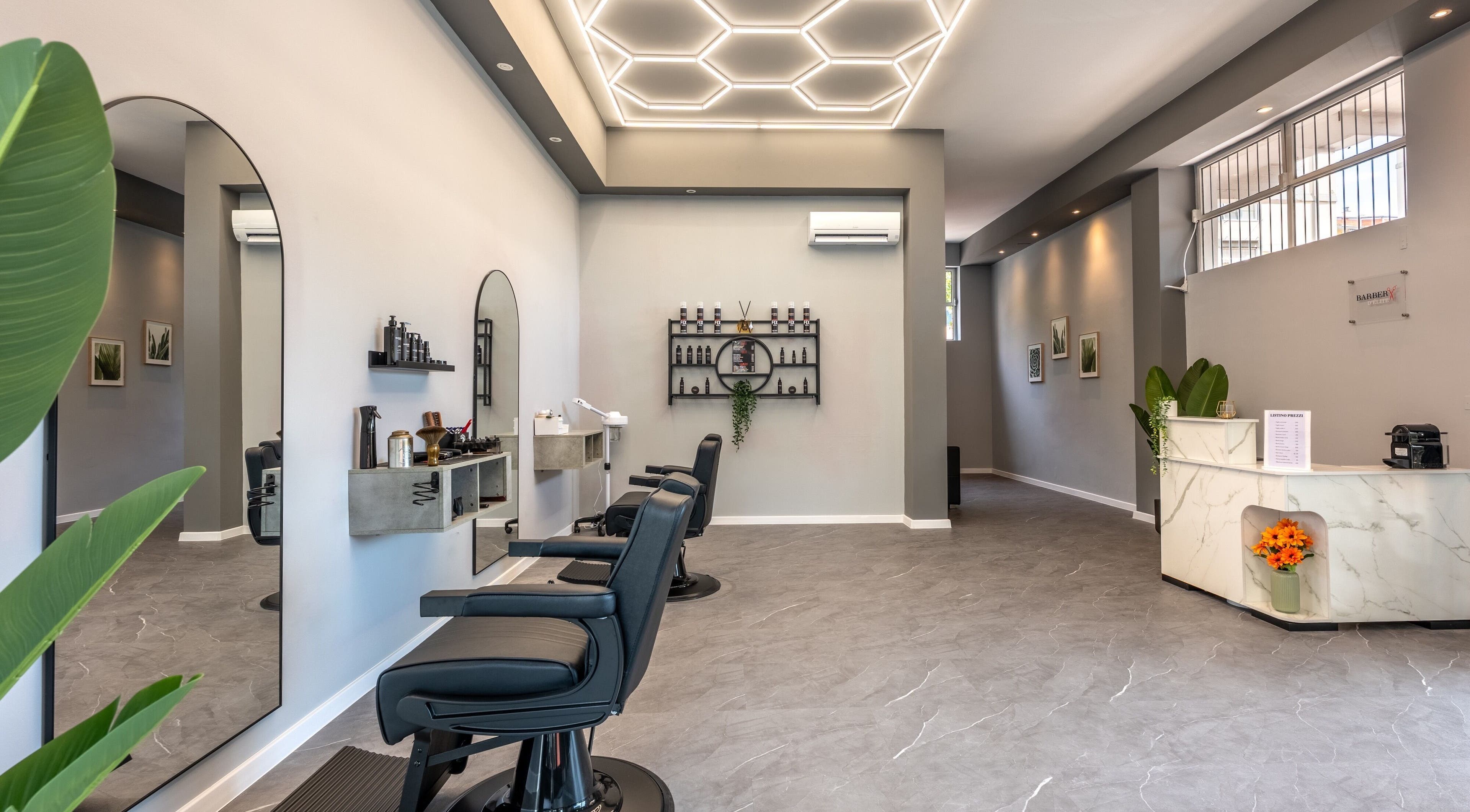 Interno moderno di Barber d’Èlite a Firenze, Toscana, IT con arredi contemporanei.