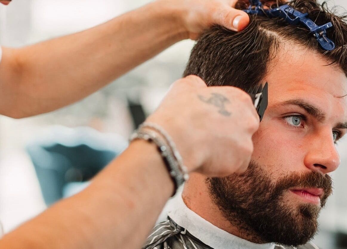Taglio di capelli presso Barber d’Èlite, Firenze, Toscana, IT. Servizio professionale di alta qualità.