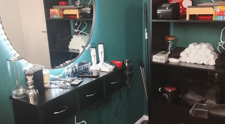 Cadeira e ferramentas na Porfia BarberShop em Guimarães, Braga, PT, destacam profissionalismo.