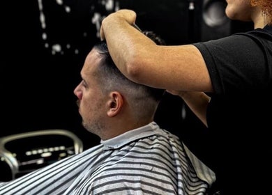 Corte de cabelo no Porfia BarberShop, Guimarães, Braga, PT. Moderno e elegante para o cliente.
