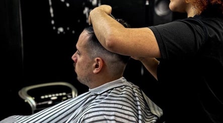 Corte de cabelo no Porfia BarberShop, Guimarães, Braga, PT. Moderno e elegante para o cliente.