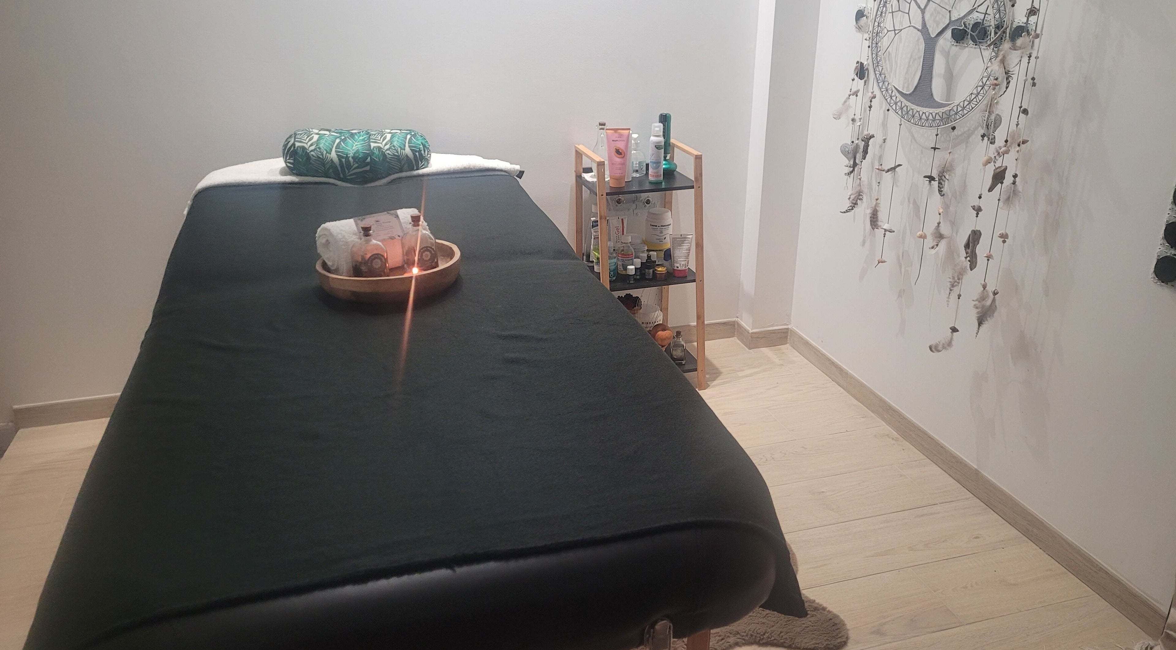 Salle de massage à Bahia Massage, Locquirec, Bretagne, FR, avec table et décoration paisible.