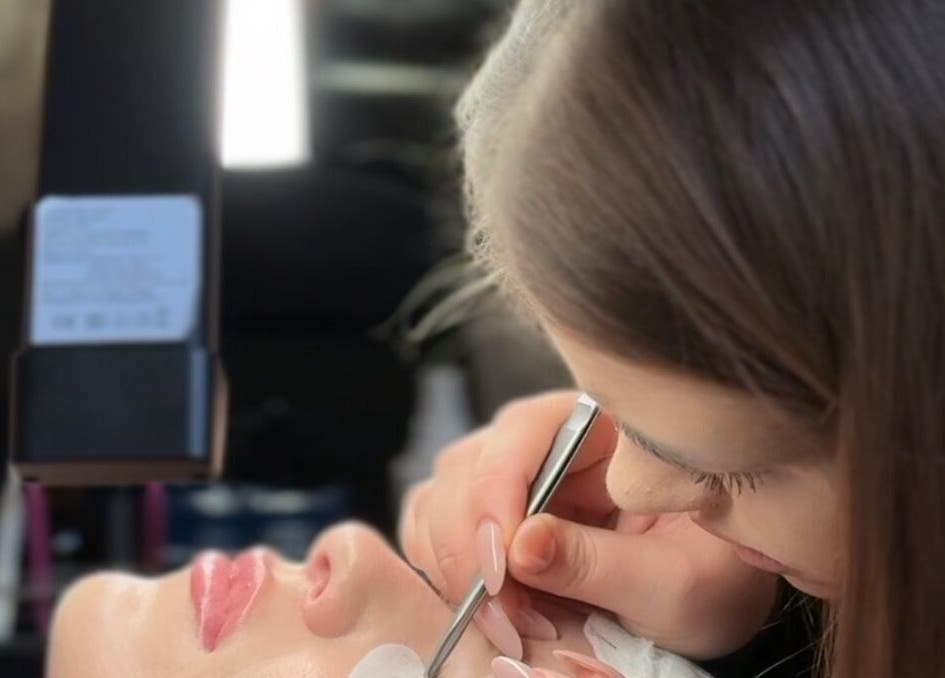 Specjalistka aplikuje rzęsy w 7Heaven Lashes and Brows, Warszawa, Województwo Mazowieckie, PL.